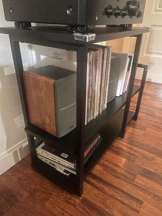 Mueble negro para tocadiscos