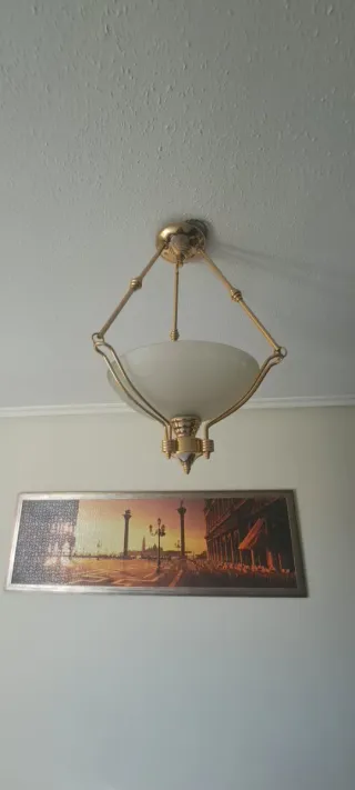 Lámpara de techo dorada y transparente