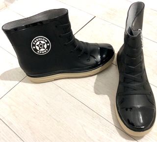Botas de agua negras estilo zapatillas