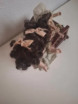 Muñeca porcelana cuadros beige y carrito