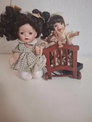 Muñeca porcelana cuadros beige y carrito