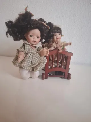 Muñeca porcelana cuadros beige y carrito