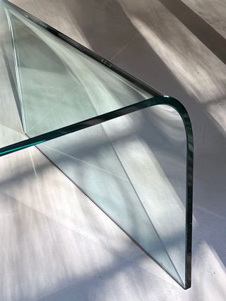 Mesa de centro de cristal curvado