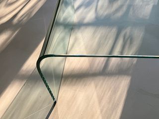 Mesa de centro de cristal curvado