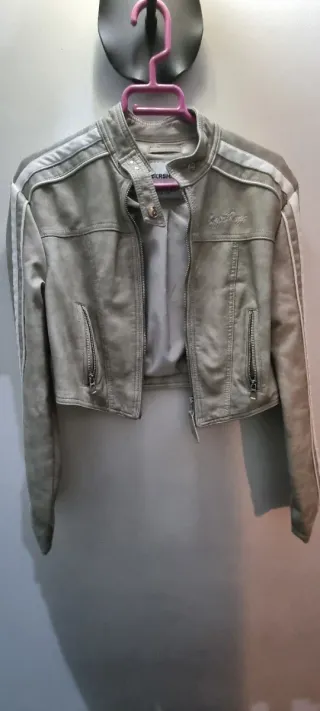 Chaqueta de piel sintética beige con rayas lateral