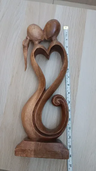 Escultura abstracta de madera