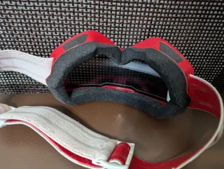 Gafas de esquí rojas para niña