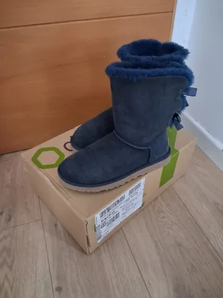 Botas UGG azules con lazo