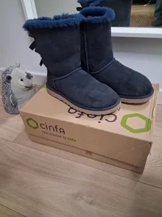 Botas UGG azules con lazo