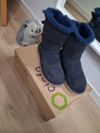 Botas UGG azules con lazo