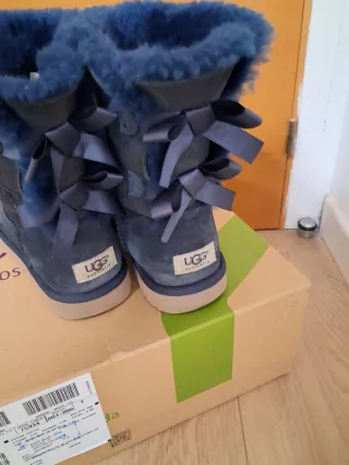 Botas UGG azules con lazo