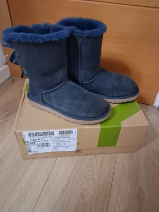 Botas UGG azules con lazo