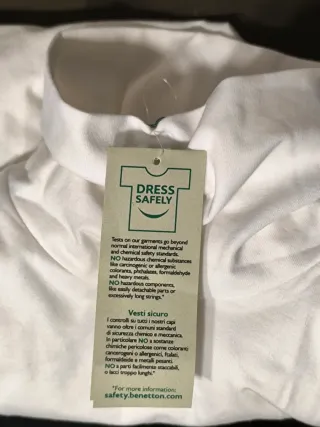 Camiseta Benetton cuello alto blanca niñ@