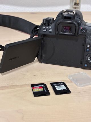 Cámara Canon EOS 77D + Objetivo 18-55mm STM