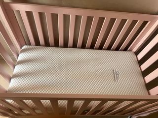 Cuna elegante para niña con colchón