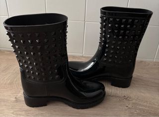 Botas de agua ASOS negras con tachuelas