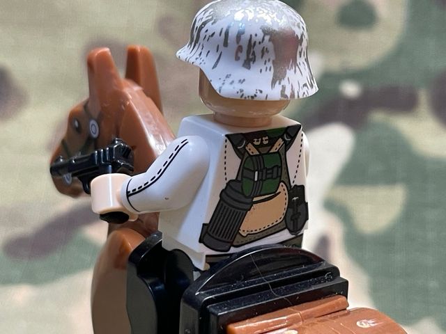 Soldado alemán a caballo