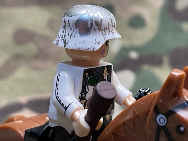 Soldado alemán a caballo
