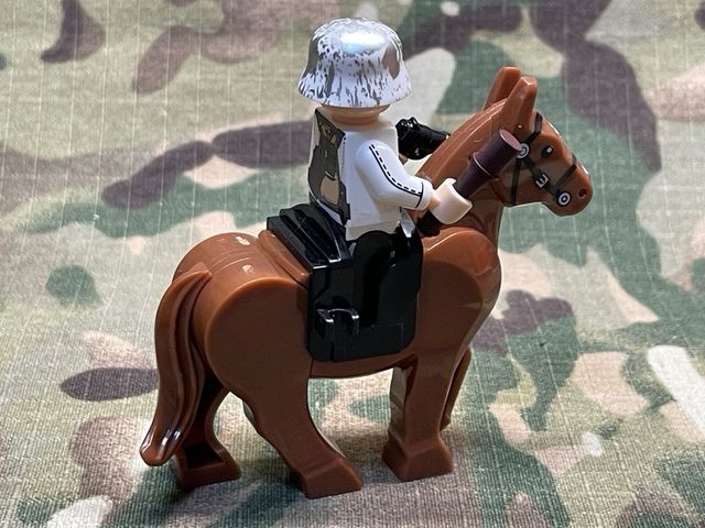 Soldado alemán a caballo