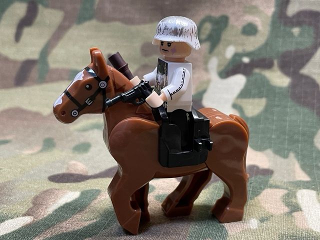 Soldado alemán a caballo