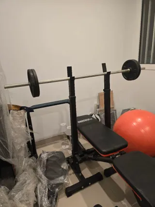 Banco de pesas con barra y discos