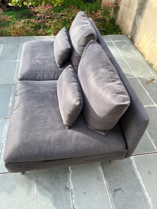 Sofá de terciopelo gris oscuro