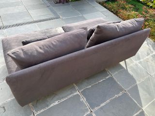 Sofá de terciopelo gris oscuro