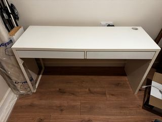 Escritorio blanco con 2 cajones