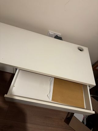 Escritorio blanco con 2 cajones