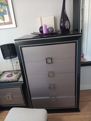 Habitación completa:Cama 1.35, 2 mesitas, cajonera