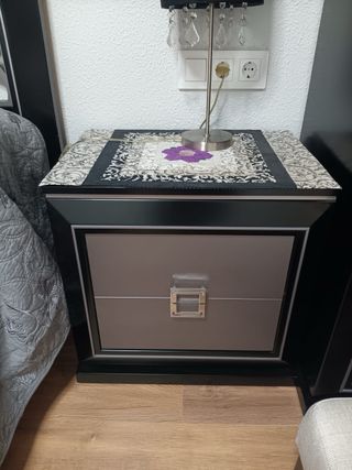 Habitación completa:Cama 1.35, 2 mesitas, cajonera