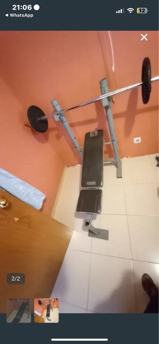 Banco de pesas con barra y discos