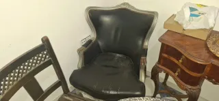 2 Sillones antiguos cuero negro y plata