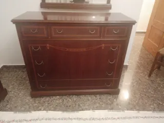 Cómoda de madera con cajones