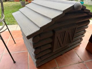 Caseta para perro estilo cabaña, de resina.