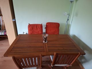 Mesa de madera maciza con 4 sillas
