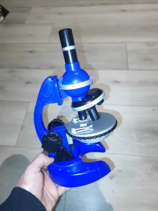Microscopio de juguete con accesorios