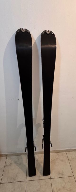 Esquís de travesía con fijaciones y pieles