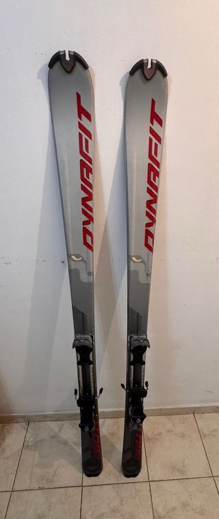 Esquís de travesía con fijaciones y pieles