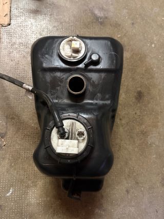 Depósito de gasolina +bomba de gasolina