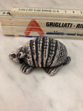 Statua armadillo in ceramica
