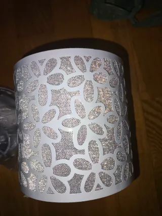 Pantalla de lámpara embellecedora blanca y negra