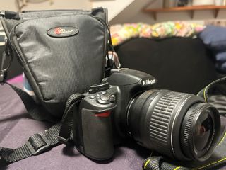 Cámara Nikon con bolso