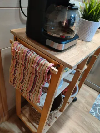 Mesa auxiliar cocina madera y mimbre