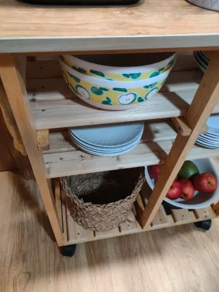 Mesa auxiliar cocina madera y mimbre