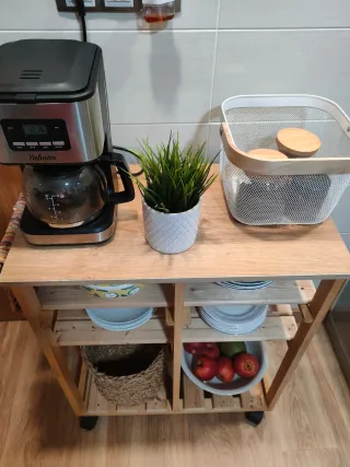 Mesa auxiliar cocina madera y mimbre