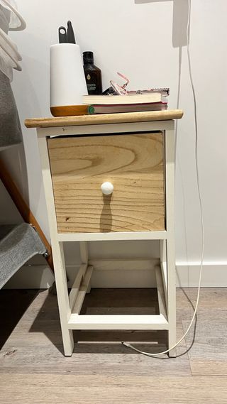 Mesita de noche madera y blanco