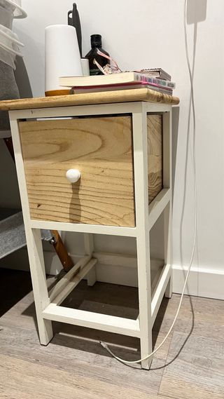 Mesita de noche madera y blanco