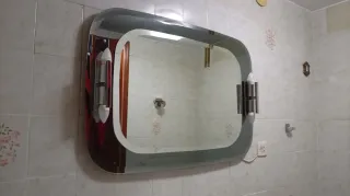 Espejo de baño antiguo con luz