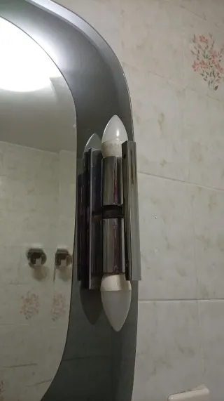 Espejo de baño antiguo con luz